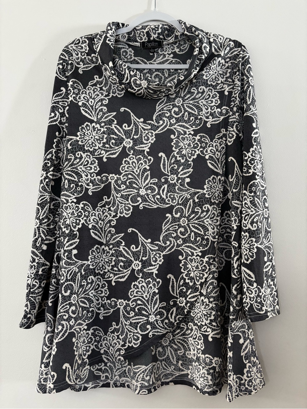 Papillon Blanc Black and White Floral Long-Sleeve Blouse